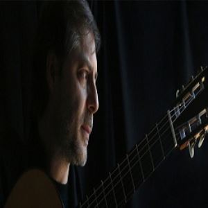 داوید فیکو گیتار کلاسیک مینوازد